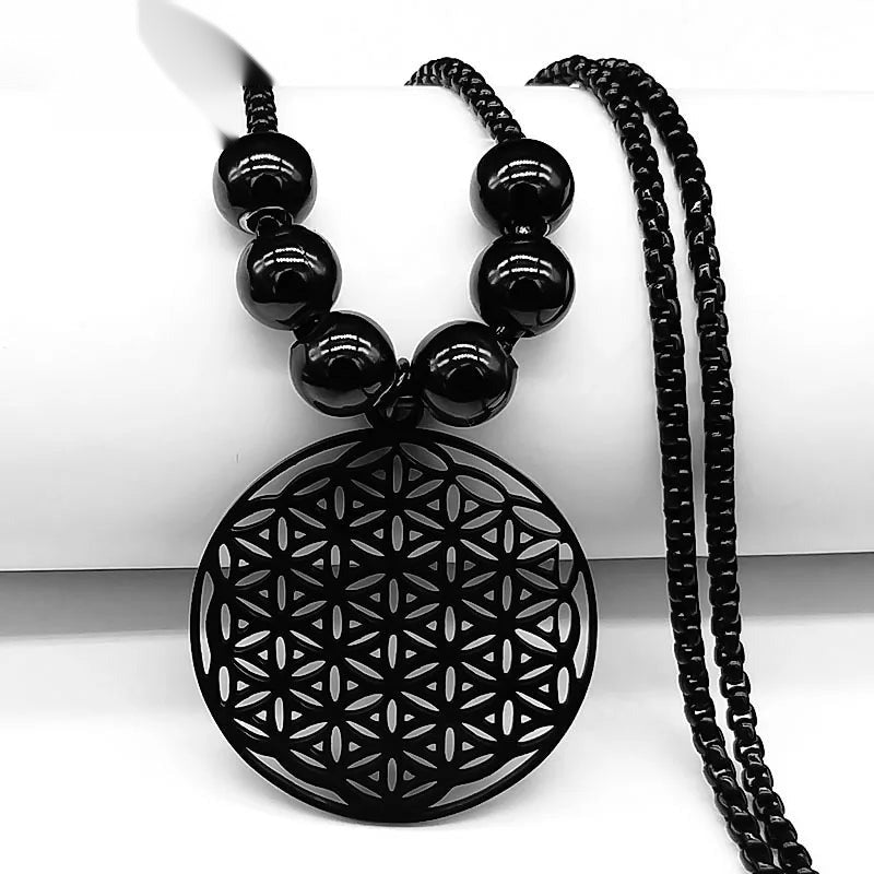 Détail du motif géométrie sacrée Fleur de Vie sur collier long spirituel noir