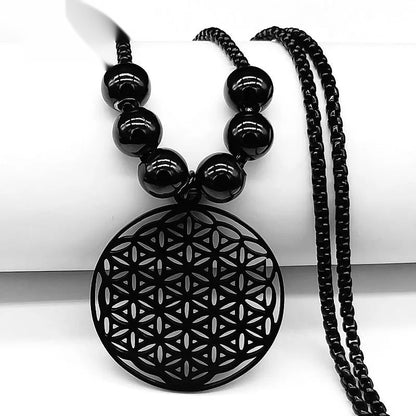 Détail du motif géométrie sacrée Fleur de Vie sur collier long spirituel noir