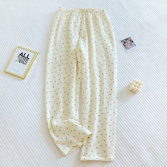 Bas de pyjama japonais en coton gaufré blanc avec petits motifs floraux rouges et verts délicats.