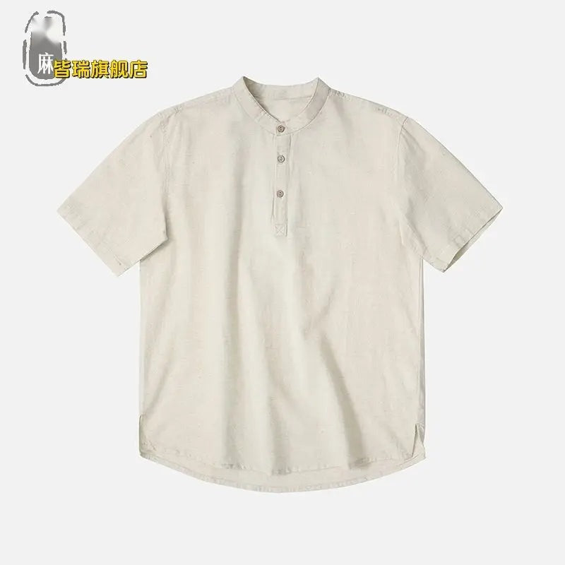 Vue de face d'une chemise à manches courtes beige sable au design minimaliste et épuré