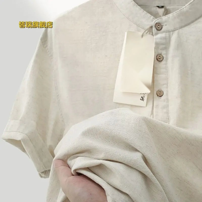 Zoom sur le col mao et la texture du tissu en lin et coton beige avec boutons aspect bois