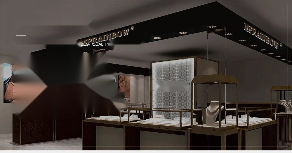 Gros plan sur le fermoir mousqueton argenté et la chaîne d'extension réglable pour un ajustement parfait.