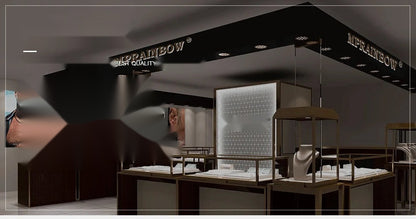 Gros plan sur le fermoir mousqueton argenté et la chaîne d'extension réglable pour un ajustement parfait.